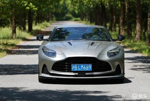 阿斯顿·马丁DB12：300万的豪车，得配多少万的音响