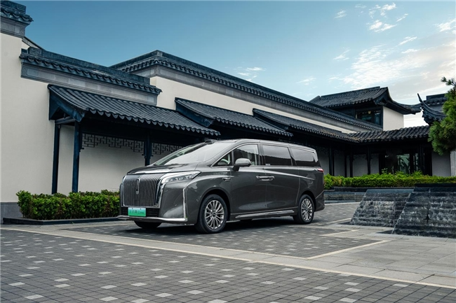魏牌全新高山MPV：重新定义新能源汽车的全能表现