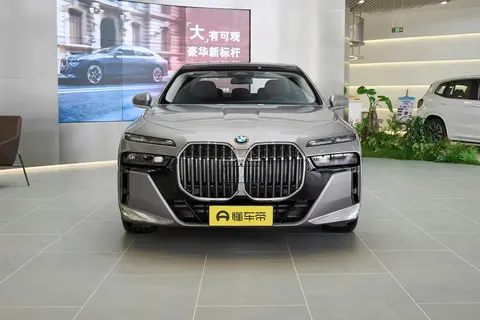 宝马也挺不住了，7系降价21万，车长5391mm，入门就配3.0T+8AT