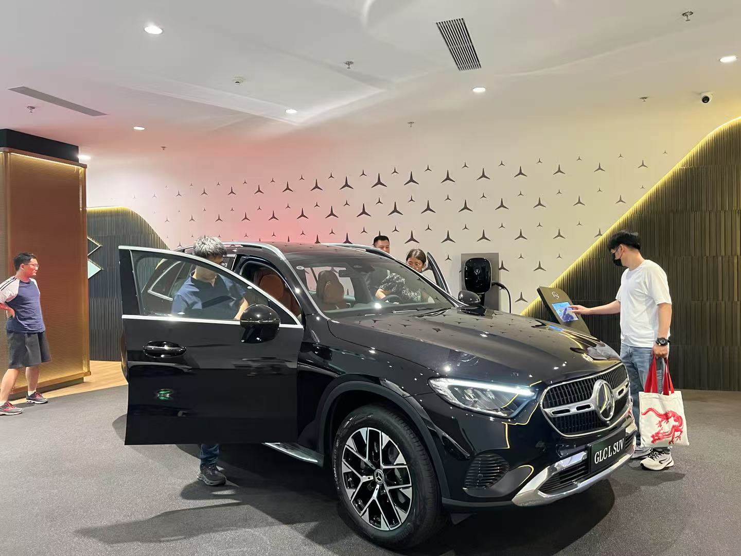 年轻人的豪华车，逃不开奔驰