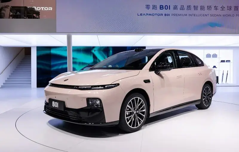 纯电还是混动？零跑B01对比秦L，城市通勤家用谁更好