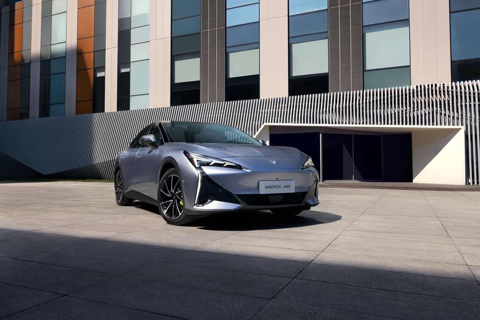 极氪001风头正劲，极狐新阿尔法S5靠什么打动暑期出行族